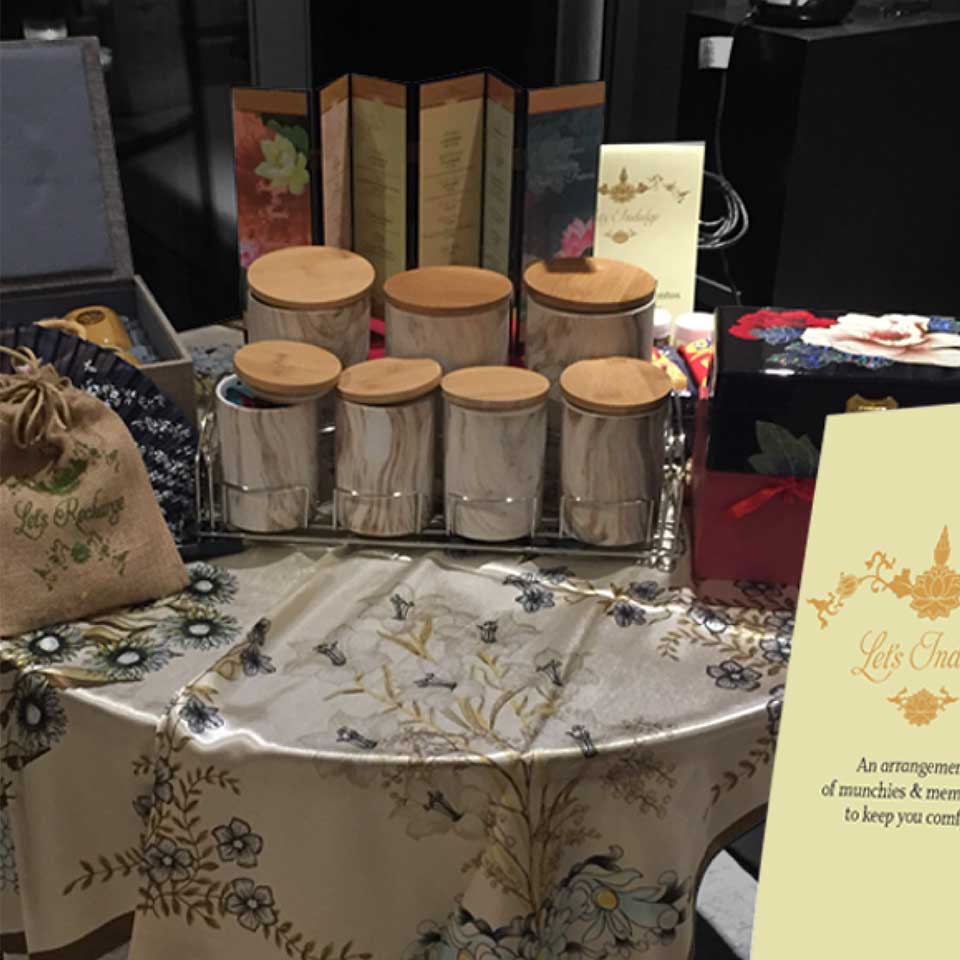 https://www.wysiwyg.co.in/sites/default/files/worksThumb/siddha-wedding-design-welcome-room-kit-gifts-2018.jpg